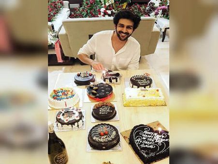 कार्तिक आर्यन के जन्मदिन पर मिले 28 गुलदस्ते, अभिनेता ने ऐसे किया शुक्रिया