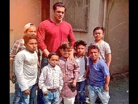 सलमान खान ने निभाई दोस्ती, खास अंदाज में कर रहें हैं शाहरुख खान की जीरो की प्रमोशन