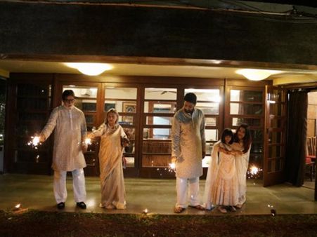 बच्चन परिवार की दीवाली एकदम धमाकेदार, इस खास सदस्य की नामौजूदगी ने चौंकाया