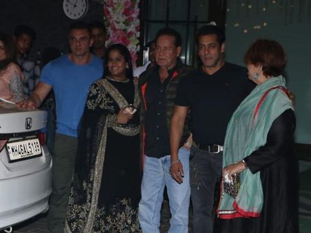 दीवाली पर साथ नजर आया सलमान खानदान, फोटोज देखकर आ जाएगी इस फिल्म की याद