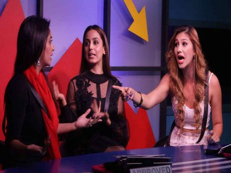 Bigg Boss 12 जसलीन की डंडे से पिटाई, सृष्टि ने किया कुछ ऐसा, अनदेखा Video