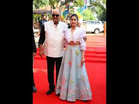 IFFI 2018: जाह्नवी कपूर ने श्रीदेवी के लिए सुनाई खुद की लिखी कविता, इमोशनल हो गए सभी