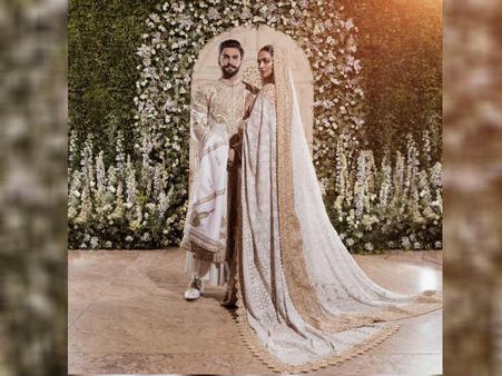 FIRST PIC: रणवीर सिंह - दीपिका पादुकोण का मुंबई रिसेप्शन - महाराजा और महारानी अंदाज़ देखते रह जाएंगे