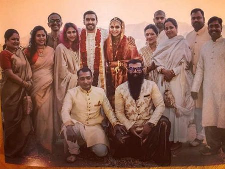 DeepVeer Wedding: शादी के बाद दीपिका- रणवीर की नई तस्वीर, दोस्तों के साथ परफेक्ट पोज़