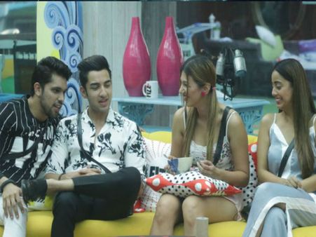 Bigg Boss 12 सेक्सी बिकिनी में घर के अंदर हुई ऐसी पार्टी, अनदेखा Video वायरल