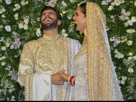 CANDID PICS: भाभी जी सुनकर इतना हंसी दीपिका, रणवीर ने किया प्यार से किस