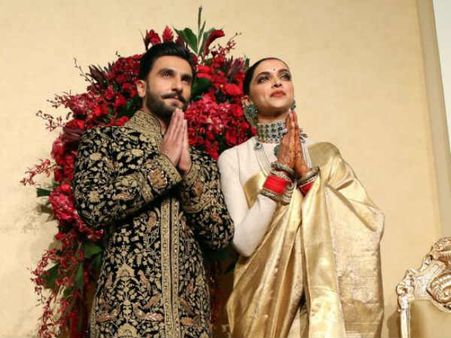 PICS: दीपिका पादुकोण से अलग ही नहीं हो रहे थे रणवीर सिंह, सबने की गुज़ारिश लेकिन किसी की नहीं सुनी