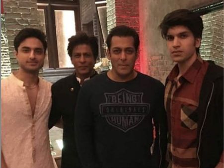 शाहरूख सलमान ने कल रात मनाई दीवाली, देखिए शानदार INSIDE PICS
