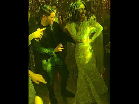 Inside Pictures: प्रियंका निक की पार्टी में बॉलीवुड स्टार्स ने किया धमाल, अब वायरल हुईं तस्वीरें