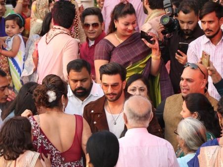 सिंबा प्रमोशन के दौरान एक शादी में घुसे रणवीर सिंह, चौंक गए सभी लोग और दुल्हा-दुल्हन, Video