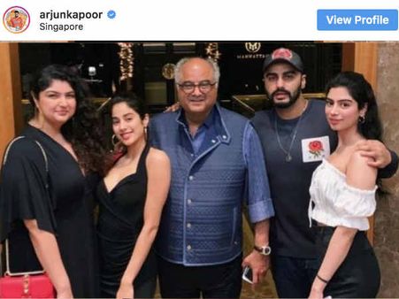 PICS: बहन अंशुला के जन्मदिन पर खुशी - जान्हवी के साथ छुट्टियां मनाते दिखे बड़े भईया अर्जुन कपूर