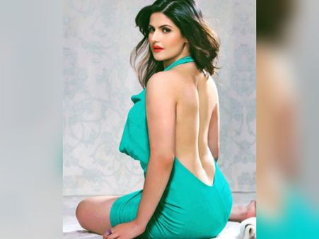OMG: उग्र भीड़ के बीच फंस गई जरीन खान, पुलिस ने कर दिया लाठी चार्ज, बड़ी मुश्किल..