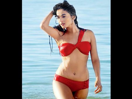 Red Bikini में सेक्सी एक्ट्रेस, 10 होश उड़ाने वाली Pics, अपने रिस्क पर देखें