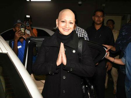 कैंसर के इलाज के बीच सोनाली बेंद्रे भारत लौंटी, एयरपोर्ट पर ही आंखे हो गईं नम, देखें Pics