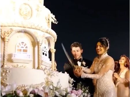 Priyanka Nick Wedding: 6 माले और 18 फीट लंबाई का केक, प्रियंका-निक का शानदार Video वायरल