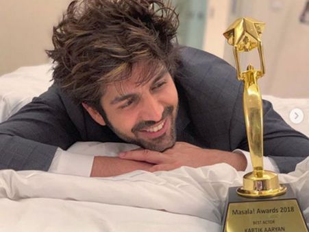मसाला UAE अवॉर्ड: कार्तिक आर्यन को मिला बेस्ट एक्टर का अवॉर्ड, सोशल मीडिया पर जाहिर की खुशी