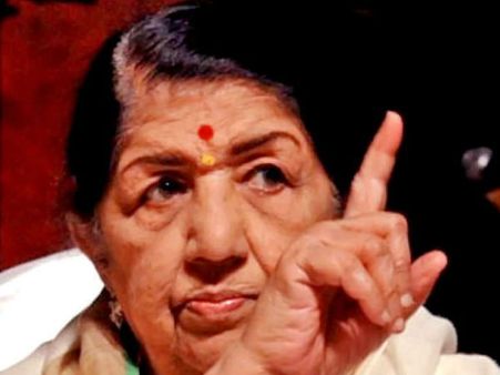 रिटायरमेंट की अफवाह पर लता मंगेशकर का करारा जवाब, 'जब तक जिंदा हूं गाती रहूंगी'