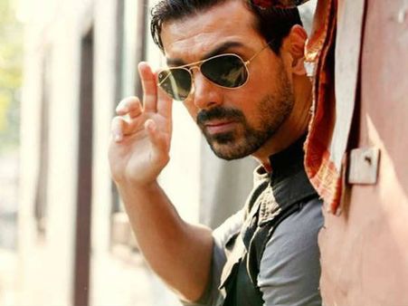B'day Spcl: इनके आते ही सलमान-अक्षय पिछड़ गए, बॉलीवुड में इन्होंने की HOT दिखने की शुरुआत