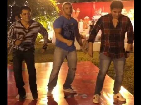 सलमान के घर जबरदस्त पार्टी, जमकर नाचे तीनों भाई, देखें शानदार तस्वीरें