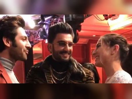 रणवीर सिंह ने कार्तिक के हाथ में दिया सारा का हाथ, भरी महफिल में शर्म से लाल हुई एक्ट्रेस, Video