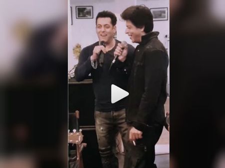 सलमान और शाहरुख की मस्ती एकदम शानदार, गाया 80s का ये सुपरहिट गाना