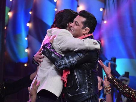 Bigg Boss 12 'बऊआ सिंह' शाहरुख की टीआरपी तोड़ एंट्री, ये कंटेस्टेंट Out , तस्वीरें और Video