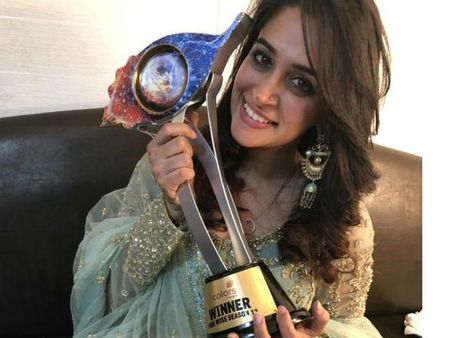 Bigg Boss 12 का winner बनते ही दीपिका को पति शोएब ने ऐसा उठाया गोद में Video वायरल