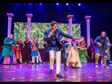 PICS: प्रियंका भाभी को उठाकर स्टेज पर ले गए दूल्हे मियां के दोस्त, तस्वीरें वायरल