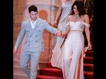 प्रियंका चोपड़ा ने शेयर की निक जोनस के साथ बेहद रोमांटिक तस्वीर, आपने नहीं देखा होगा ऐसा रोमांस