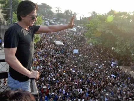 मुझे नहीं पता कि इतने सारे लोग मेरे घर के सामने भीड़ जमा करके खड़े क्यों होते हैं - शाहरूख खान