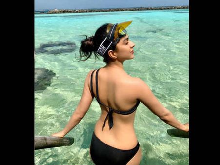 सेक्सी Bikini में पीछे से दिया पोज, लोगों ने कहा आग लगा दी, 2019 की सबसे हॉट तस्वीरें