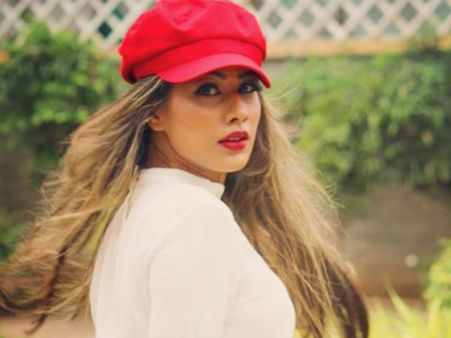टीवी की नंबर 1 सेक्सी सुपरस्टार निया शर्मा की रेड Hot तस्वीरें, फैंस ने कहा इतनी सेक्सी