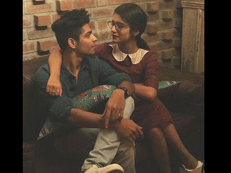 VIRAL- प्रिया प्रकाश वारियर ने को-स्टार के साथ ये तस्वीर की शेयर- लोगों ने कहा, शर्म करो!