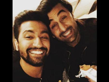 2018 के दो सबसे शानदार सुपरस्टार्स- रणबीर कपूर और विकी कौशल आए फिर साथ, PIC