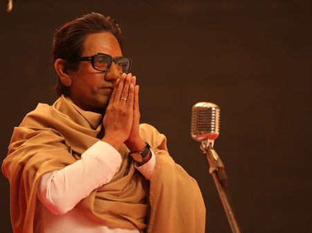 ठाकरे की स्पेशल स्क्रीनिंग- गुस्से से तमतमाते बीच में ही निकल गए फिल्म के डाइरेक्टर!