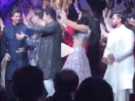 #AkashAmbaniPreWedding: लड़के और लड़की वाले बने शाहरूख - आमिर, एक साथ स्टेज पर लगाए ठुमके