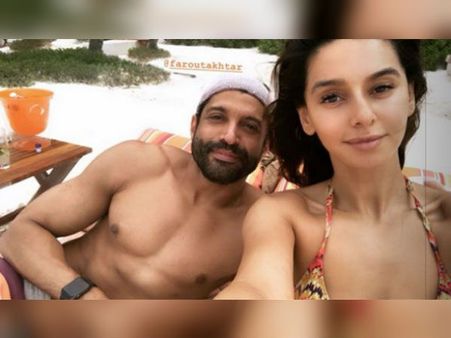 फरहान अख्तर के साथ गर्लफ्रेंड शिबानी दांडेकर की HOT तस्वीरों ने मचाया हंगामा