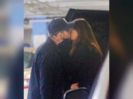 पार्किंग लॉट में बेकाबू हुईं प्रियंका चोपड़ा- पति निक जोनस के साथ स्टीमी Kiss की Photos वायरल