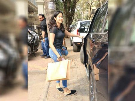 बढ़े हुए वज़न के साथ दिखीं जान्हवी कपूर, तस्वीरें हुईं वायरल, किस चीज़ की है तैयारी?