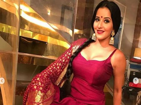 जंगल में मोनालिसा के इस सेक्सी डांस ने लगा दी आग, लोग तेजी से देख रहे हैं Viral