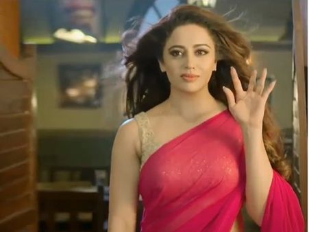 Bigg Boss 12 की सेक्सी स्टार नेहा पेंडसे की पहली बार ऐसी तस्वीरें Viral, अकेले में देखिए