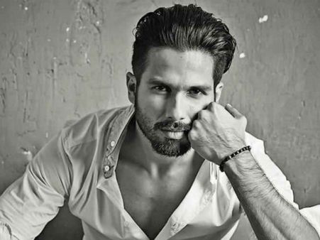 BdaySpcL-शाहरुख के पीछे ये 4 साल तक करते रहे डांस, डेब्यू के बाद बन गए सुपरस्टार !