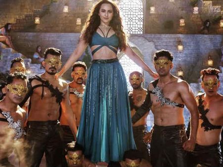 First Look: टोटल धमाल से सोनाक्षी सिन्हा का गाना मुंगड़ा - आग लगाने को तैयार हैं दबंग गर्ल