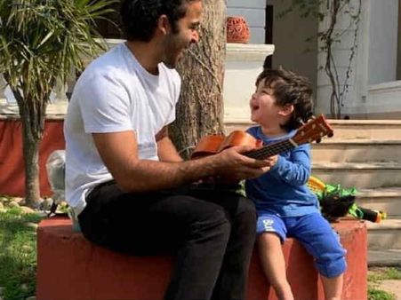 गिटार बजाते दिखे तैमूर अली खान, एक बार देखकर जी ही नहीं भरेगा, वायरल हो रहा वीडियो