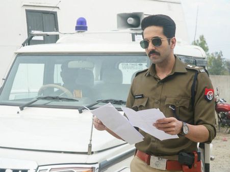 First LOOK: अक्षय कुमार और सलमान खान के बीच- आयुष्मान खुराना का 'दबंग' धमाका
