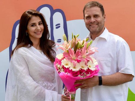अभिनेत्री उर्मिला मातोंडकर ने कॉंग्रेस से मिलाया हाथ- लोक सभा चुनाव में बीजेपी को देंगी टक्कर