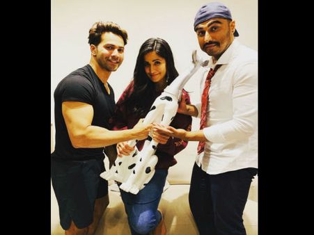 अर्जुन कपूर और वरुण धवन ने कैटरीना कैफ को क्यूं दी ट्रॉफी- जानकर आप भी हो जाएंगे हैरान