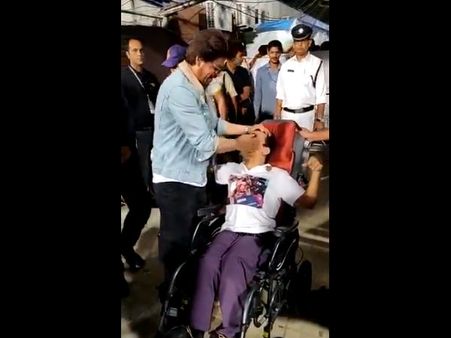 IPL के दौरान विकलांग फैन से कुछ इस तरह मिले शाहरुख खान- Twitter पर ये बोले लोग