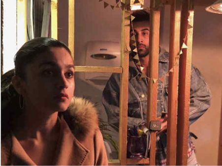 ब्रह्मास्त्र के सेट से अयान ने शेयर की रणबीर - आलिया की तस्वीर, कहा - यहीं से सब शुरू हुआ