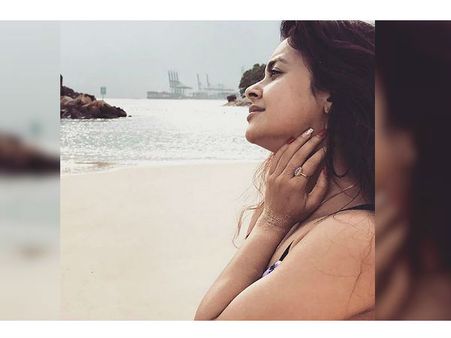 ब्लैक ड्रेस में 'गोपी बहू' देवोलीना भट्टाचार्जी ने लगा दी आग, 2019 की बेहद सेक्सी तस्वीर
